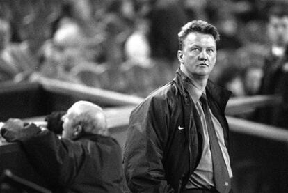 Van Gaal, durante el partido de homenaje de Cruyff en el Camp Nou.