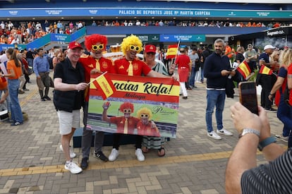 Seguidores de Rafa Nadal, antes del arranque de su partido. 