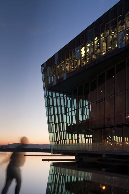 El auditorio Harpa en el puerto de Reikiavik es un símbolo del renacer cultural de Islandia.