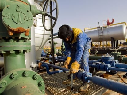 Un empleado trabaja en el campo de gas de Zarzaitine (Argelia).