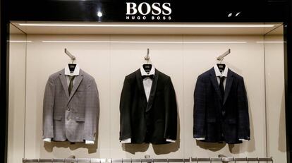 Un escaparate con trajes de Hugo Boss.