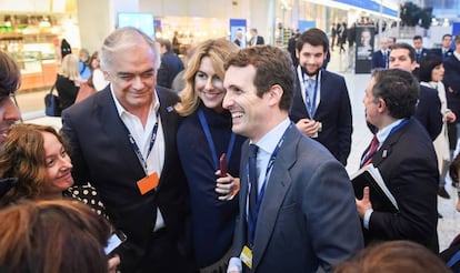 El líder del Partido Popular, Pablo Casado (centro) llega este miércoles a Helsinki.