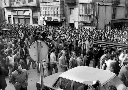 Traslado de los féretros con los obreros muertos en el desalojo por parte de la policía, el 3 de marzo de 1976, de los trabajadores del metal reunidos en la iglesia de San Francisco, en el barrio de Zarramaga, en Vitoria. Tres trabajadores resultaron muertos y varios heridos de gravedad en los enfrentamientos. Posteriormente, fallecieron otros dos trabajadores.