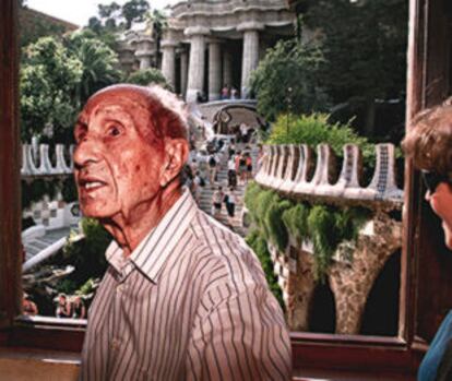 Ramon Saumell, en la puerta del que fuera su domicilio de infancia, junto a la entrada principal del Parque Güell.