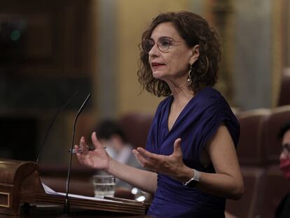 La ministra de Hacienda y Función Pública, María Jesús Montero, este miércoles en el Congreso, donde defendió la convalidación del decreto para regularizar a los interinos.