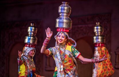 Danza tradicional durante el festival Jalmahotsav, en Hanuwantiya (India)