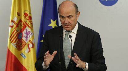 El ministro espa&ntilde;ol de Econom&iacute;a, Luis de Guindos, comparece en rueda de prensa tras la reuni&oacute;n la pasada semana del Consejo de ministros de Econom&iacute;a y Finanzas de la Uni&oacute;n Europea (UE), el Ecofin.