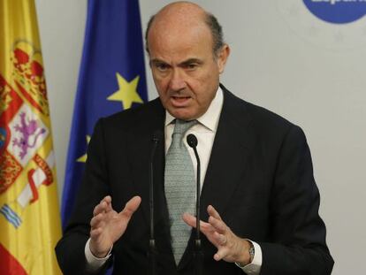 El ministro espa&ntilde;ol de Econom&iacute;a, Luis de Guindos, comparece en rueda de prensa tras la reuni&oacute;n la pasada semana del Consejo de ministros de Econom&iacute;a y Finanzas de la Uni&oacute;n Europea (UE), el Ecofin.