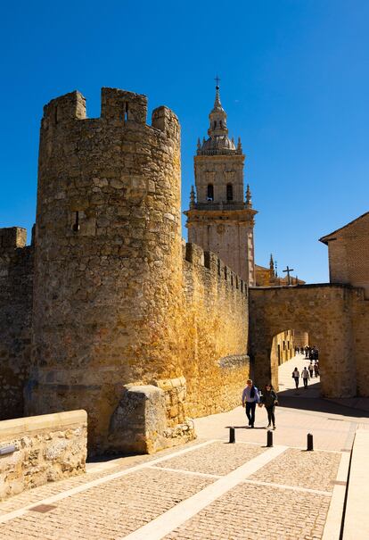 Visitantes junto a la catedral de la Asunción de El Burgo de Osma (Soria).