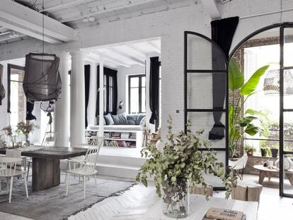 En el salón, un gran ventanal inunda de luz natural toda
la estancia y comunica con un pequeño patio interior, que se abre a otro más grande.