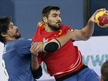 Jorge Maqueda lucha con el central chileno Esteban Salinas.