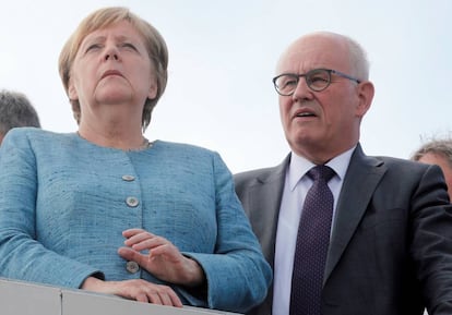 La canciller alemana, Angela Merkel, y el ex jefe del grupo parlamentario conservador Volker Kauder, durante la inauguración de un centro tecnológico de Daimler a mediados de septiembre.