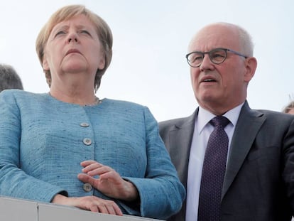 La canciller alemana, Angela Merkel, y el ex jefe del grupo parlamentario conservador Volker Kauder, durante la inauguración de un centro tecnológico de Daimler a mediados de septiembre.