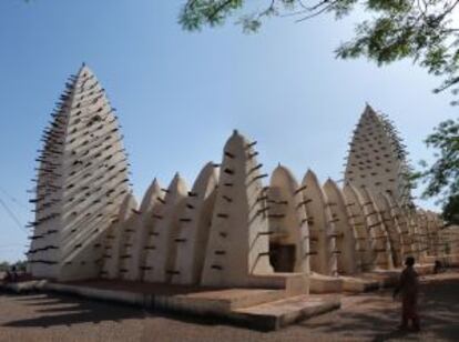 La gran mezquita de Bobo Dioulasso (Burkina Faso), con sus muros de adobe, los dos minaretes y las estacas para subir y reparar la estructura tras los aguaceros.