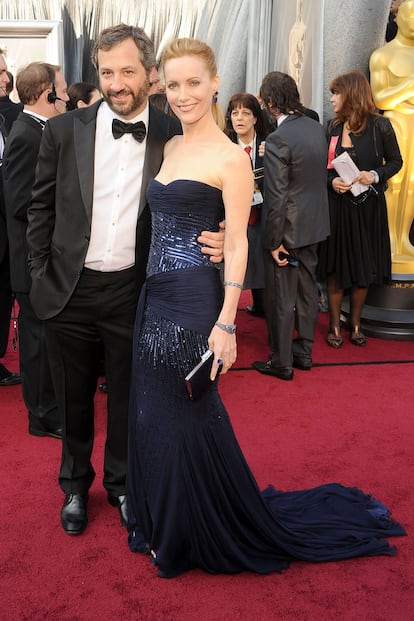 Leslie Mann y Judd Apatow, de azul marino.