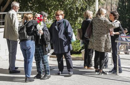 Amigos de Carmen Alborch en la puerta del Tanatorio Municipal de Valencia, el 25 de octubre de 2018.