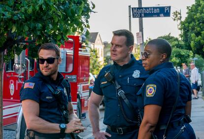 9-1-1: L-R: Ryan Guzman, Peter Krause and Aisha Hinds in the "Kids Today" season premiere episode of 9-1-1 airing Monday, Sep. 23 (8:00-9:00 PM ET/PT) on FOX. © 2019 FOX MEDIA LLC. CR: Jack Zeman / FOX.