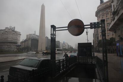 Sobre el mediodía (hora local), las autoridades argentinas no habían encontrado la causa de la emergencia, que no tiene precedentes en el país. En la imagen, una calle sin luz en Buenos Aires.