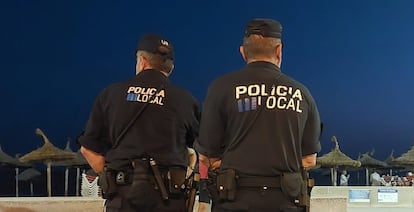 Agentes de la Policía Local de Palma vigilando una playa de la ciudad.