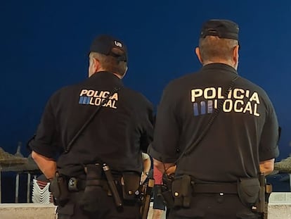 Agentes de la Policía Local de Palma vigilando una playa de la ciudad.