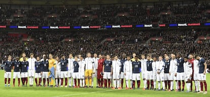 Los jugadores de Inglaterra y Francia posan mezclados antes del comienzo del amistoso en Wembley cuatro días después de los atentados de París.