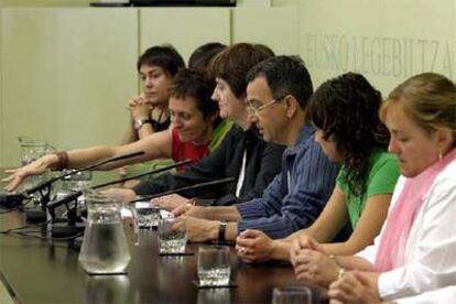 Los diputados de EHAK, durante su comparecencia ayer en el Parlamento vasco.