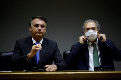 El presidente Bolsonaro y su ministro de Economía, Paulo Guedes, el pasado 22 de octubre durante una comparecencia sobre el techo de gastos en Brasilia.