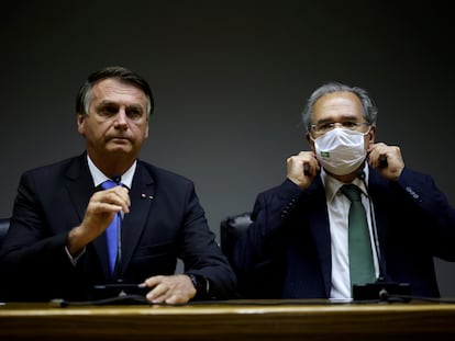 El presidente Bolsonaro y su ministro de Economía, Paulo Guedes, el pasado 22 de octubre durante una comparecencia sobre el techo de gastos en Brasilia.