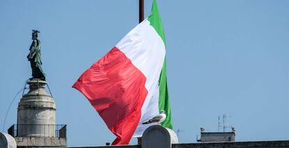 Bandera de Italia a media asta en el monumento de Vittorio Emanuele II de Roma.