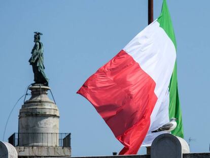 Bandera de Italia a media asta en el monumento de Vittorio Emanuele II de Roma. 