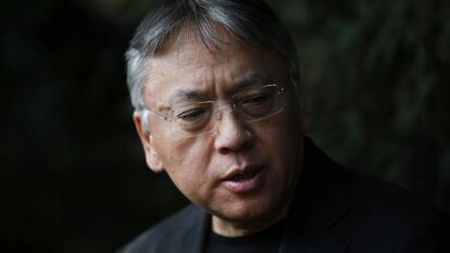 Kazuo Ishiguro fala durante coletiva de imprensa em Londres nesta quinta-feira