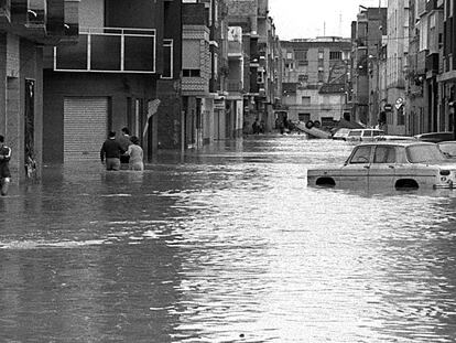 Una calle de Alzira (Valencia), un día después de la 'pantanada' del 20 de octubre de 1982.