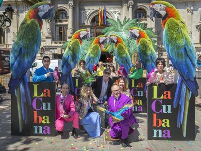 La compañía teatral La Cubana durante la pesentación en Valencia de su nuevo espectáculo. 