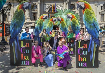 La compañía teatral La Cubana durante la pesentación en Valencia de su nuevo espectáculo. 