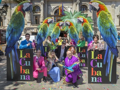 La compañía teatral La Cubana durante la pesentación en Valencia de su nuevo espectáculo. 