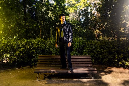 Sebastián Yatra durante la promoción de 'Milagro' en el Real Jardín Botánico de Madrid.
