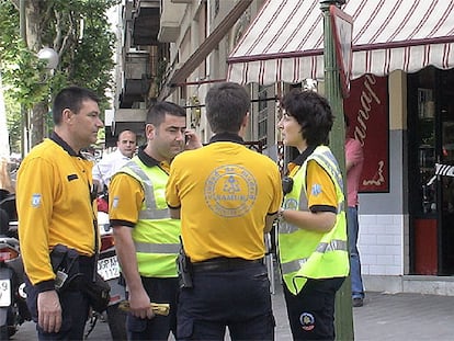 Miembros del Samur-Protección Civil, junto al bar donde se atrincheró el detenido