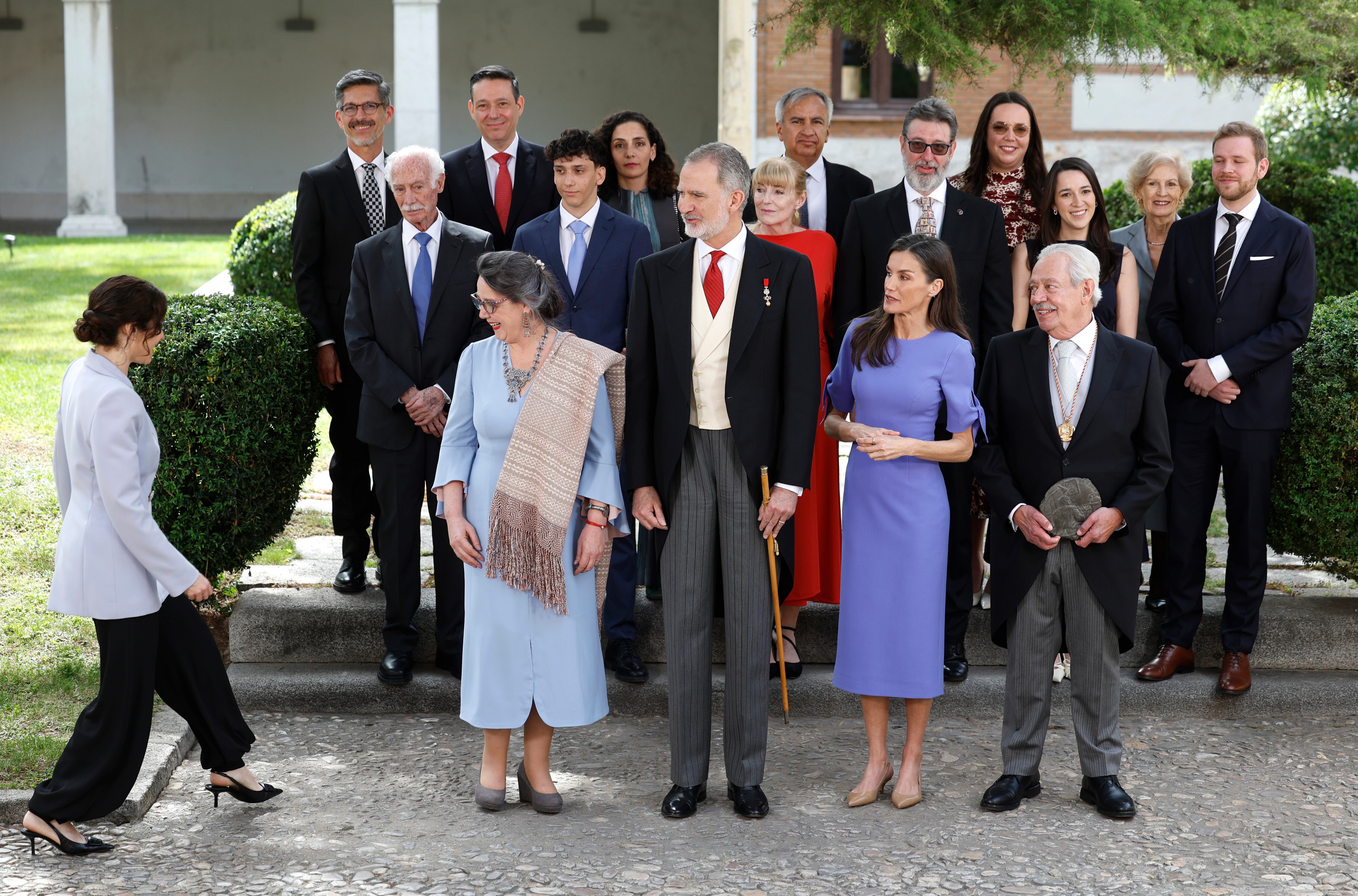 Los reyes Felipe VI y Letizia, tras la entrega del Premio Cervantes al escritor mexicano Gonzalo Celorio. Isabel Díaz Ayuso (izquierda), a su llegada a la foto de familia. 