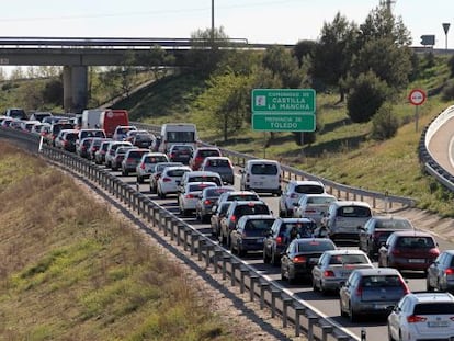Atascos en la autovía A-5 a la entrada de Toledo en Semana Santa.