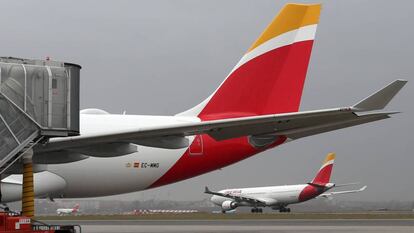 Aviones de Iberia, en el aeropuerto de Barajas.