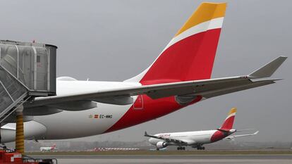 Aviones de Iberia, en el aeropuerto de Barajas.