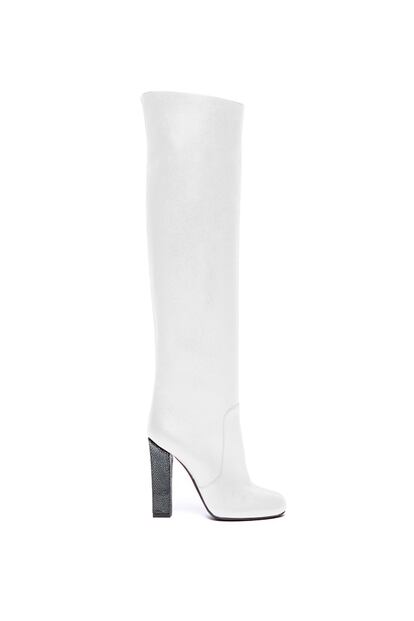 Otro de los diseños que nos propone Céline es esta bota alta en tono blanco nuclear, que se vende con un precio de 1.250 euros.