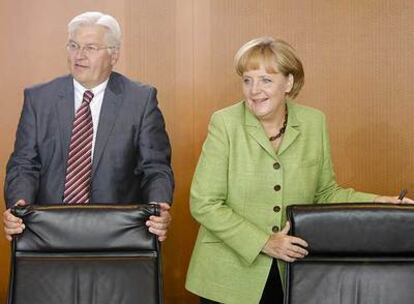 El ministro de Asuntos Exteriores alemán, Frank-Walter Steinmeier, y la canciller, Angela Merkel.