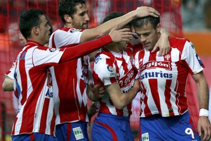 El Sporting consigue la victoria con un penalti en el último minuto.- En la imagen, el equipo celebra el primer gol, de Bilic