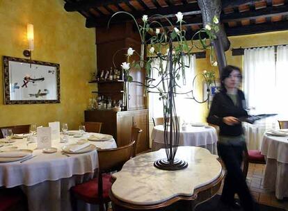 Restaurante Can Jubany, en Calldetenes (Barcelona). Abajo, pularda asada con coliflor y salteada con sus chicharros y <i>foie.</i>