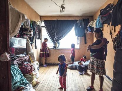 Una familia de la comunidad embera, hacinada en un piso de la capital de Colombia, Bogotá.