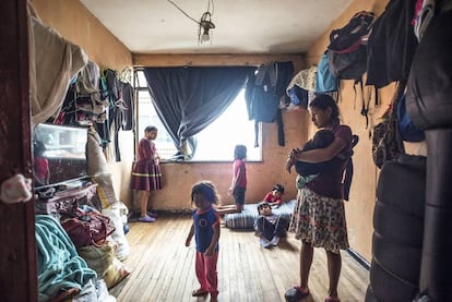 Una familia de la comunidad embera, hacinada en un piso de la capital de Colombia, Bogotá.