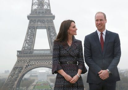 Los duques, ante la torre Eiffel.