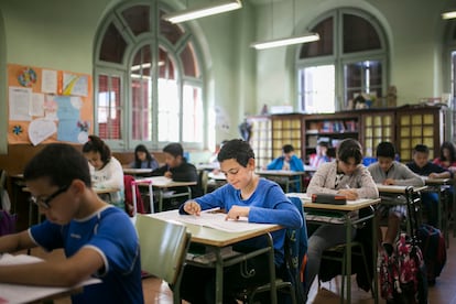 Alumnos de la escuela Ramon Llull de Barcelona realizan sus pruebas de competencias básicas.