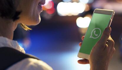 Smartphone con el logo de WhatsApp